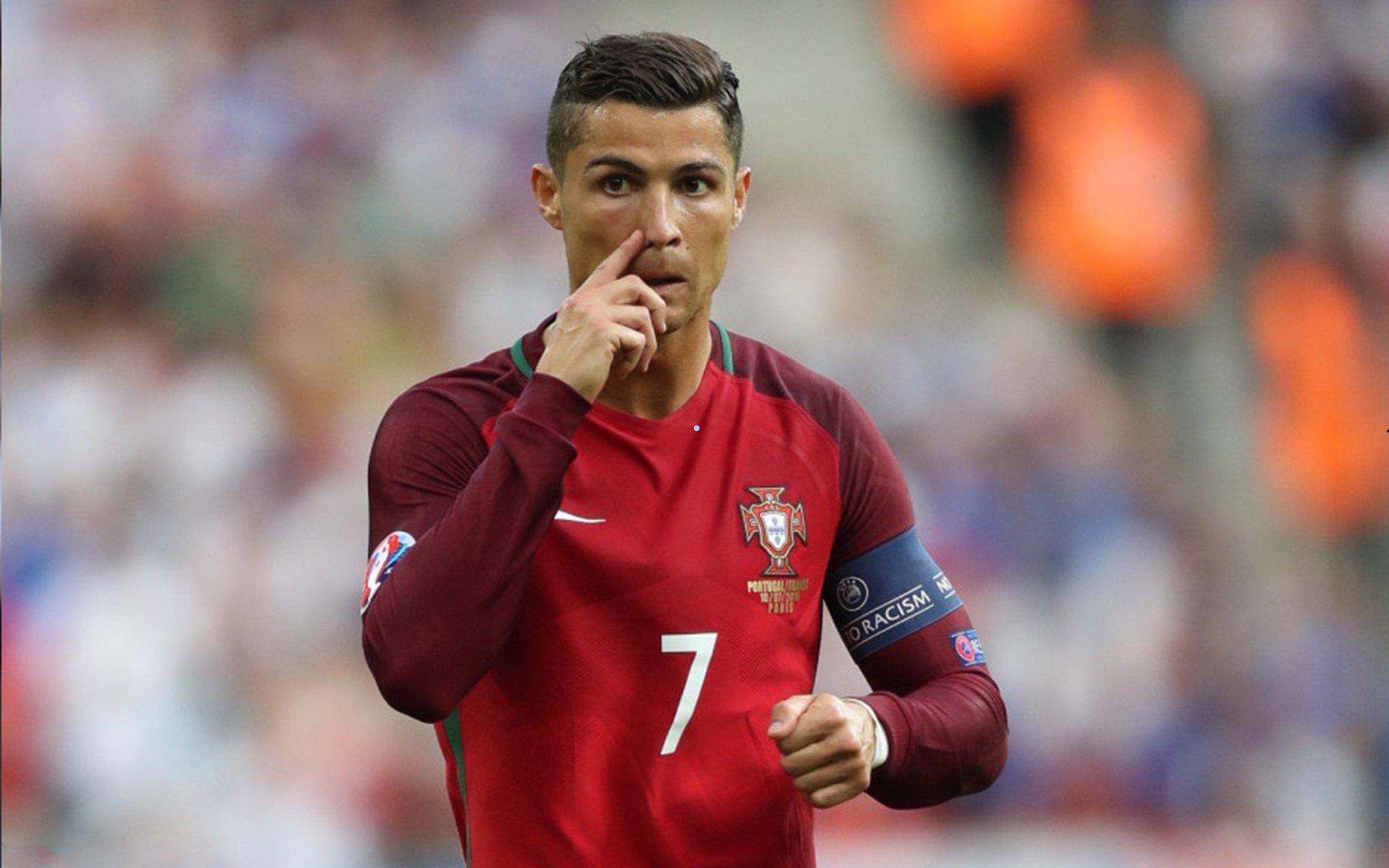 德劳伦蒂斯与利雅得胜利首席执行官举行战略对话 合影中同举C罗球衣点燃足坛猜想