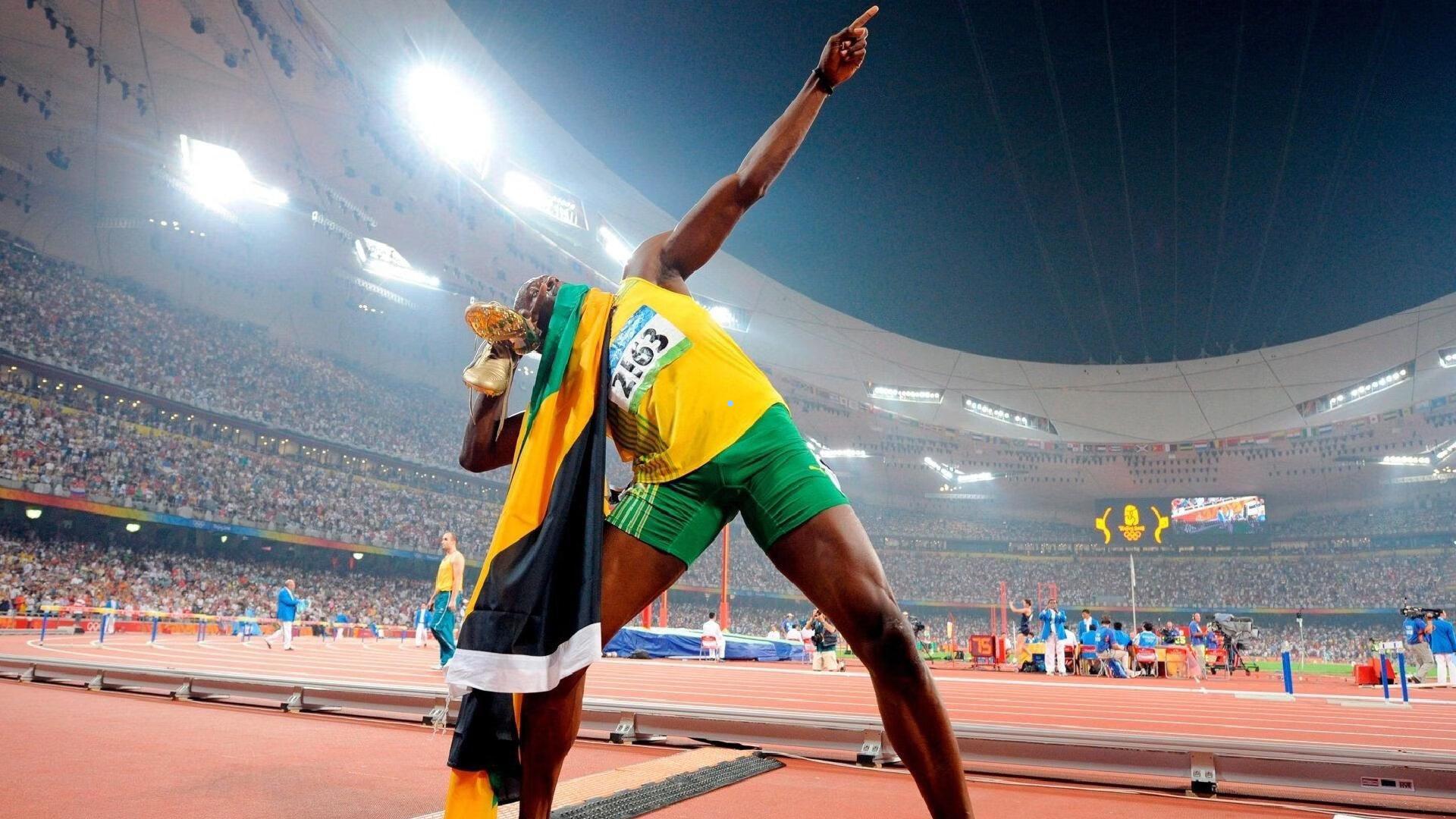 北极圈蓝月奇观，曼城球迷攀树观欧冠，客场之旅点亮极光之夜